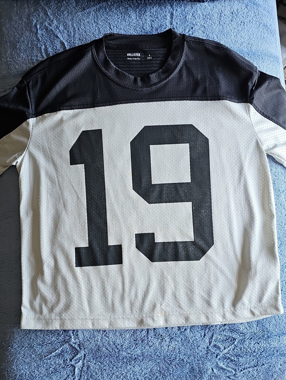 Hollister Men’s Black & Cream Number 19 Athletic Tee